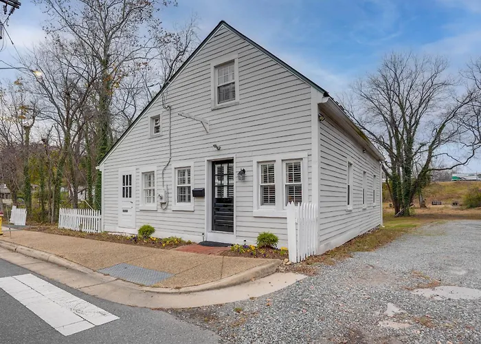 Walk To Beach: Historical Fredericksburg Home